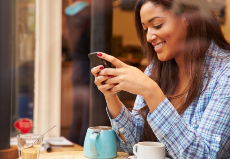 Femme au téléphone dans un café